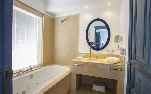 Nausicaa Luxury Villas By Louis Hotels