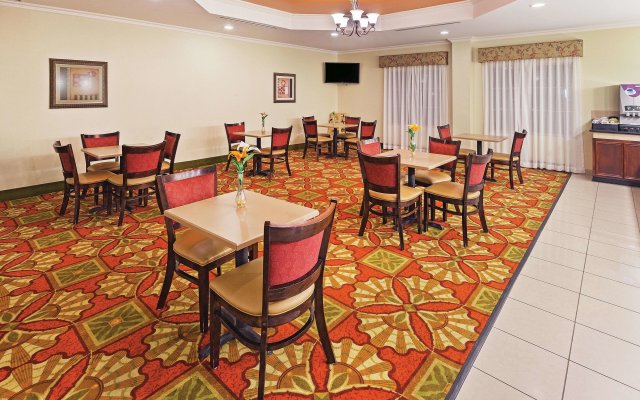 La Quinta Inn & Suites by Wyndham Columbus TX