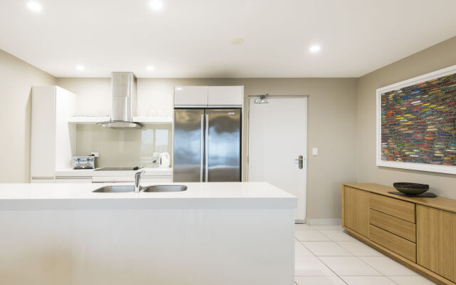Darwin Executive Suites & FREE CAR