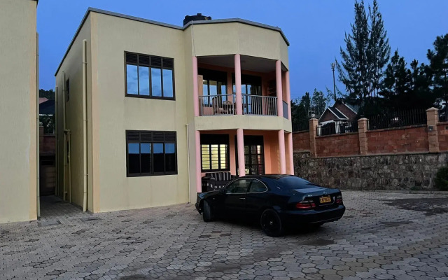 The Mugabi's Spacious Private Room