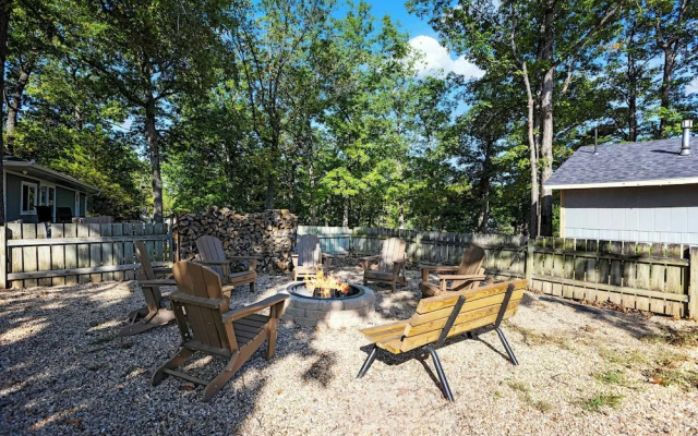 White Oak Landing Spacious 6 BDR w/ Boat Slip!