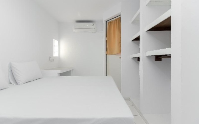 RedDoorz near Margo City – Guest Rooms – Depok