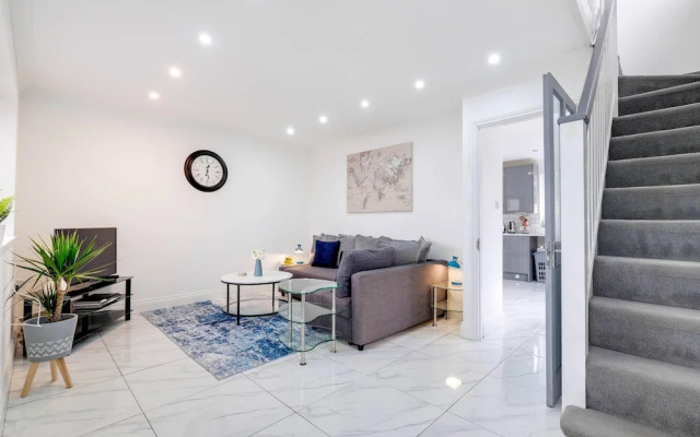 3 Bedroom House with Parking in Windsor