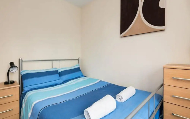 My-Places Elegant 6 Bed Town House - 68