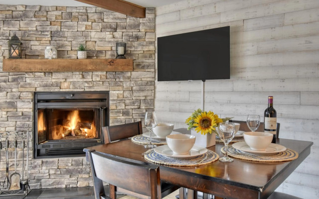 Elegant Apartment - View on Lake Tremblant & Mountain