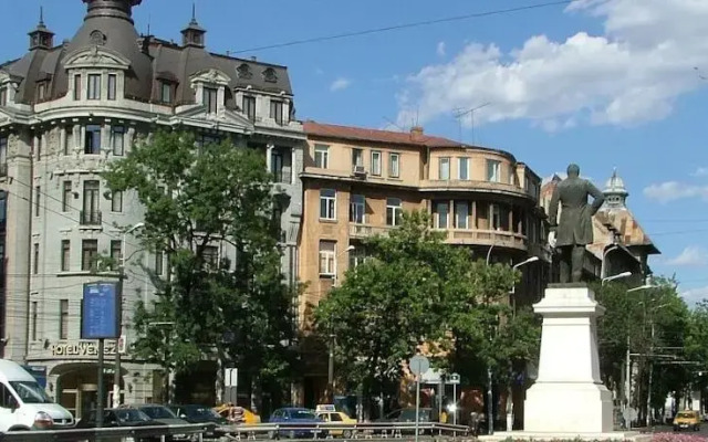 Petit Paris Hostel