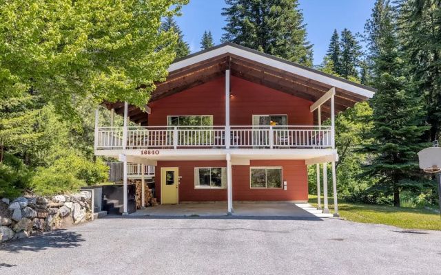 Maple Leaf Lodge 3 Bedroom Home by NW Comfy Cabins by RedAwning