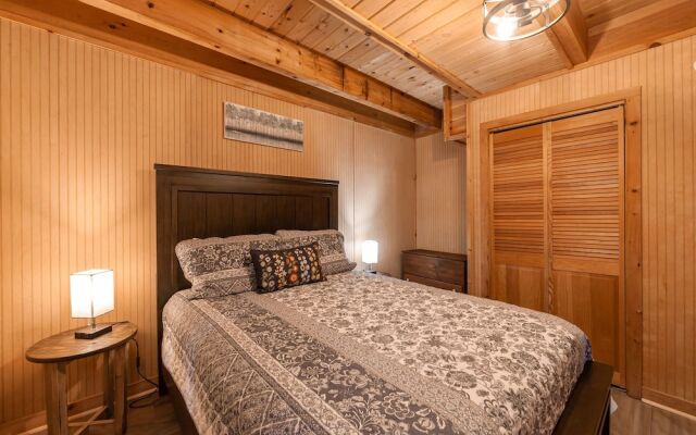 Pappy's Peak 2 Bedroom Cabin by RedAwning