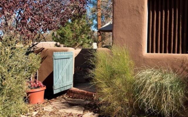 Old Santa Fe Trail - Walk Everywhere, Kiva Fireplace, Amazing Natural Light