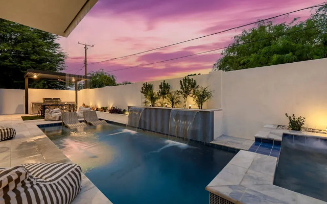 The Carlisle Experience 4 Showers Heated Pool