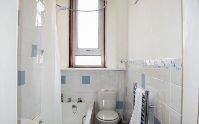 Bright 2 Bedroom Home In Edinburgh