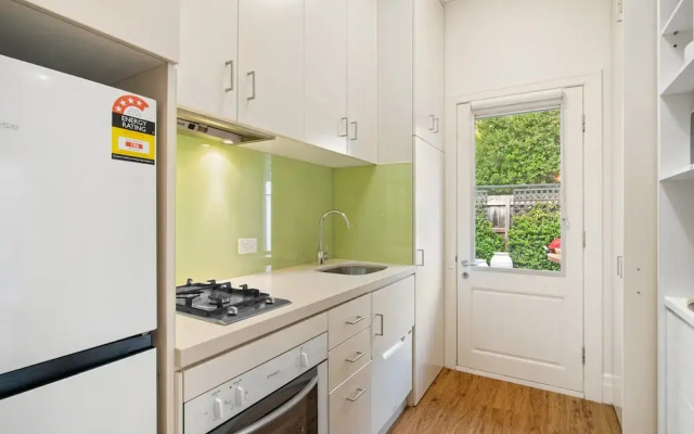 Wellness Escape: 1-bed Home + Studio & Sauna