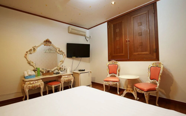 Asan Red House