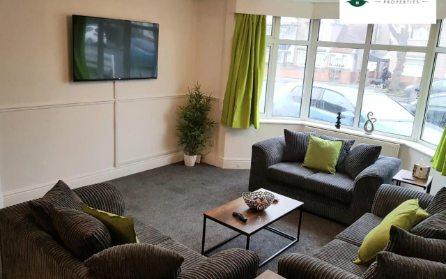 Classy 3-Bedroom MAC House with Garden - Pool Table - Netflix