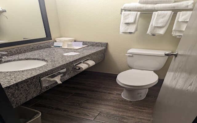 Quality Inn & Suites Des Moines Airport