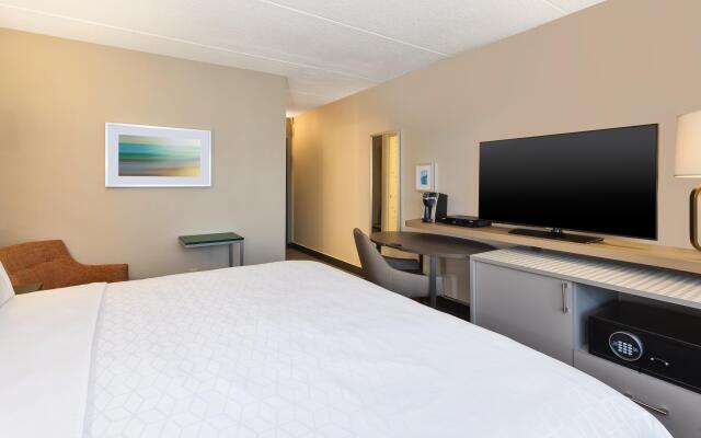 Holiday Inn Westbury - Long Island, an IHG Hotel