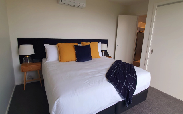 Hidden Lake Hotel and Apartments – Guest Rooms – Cambridge