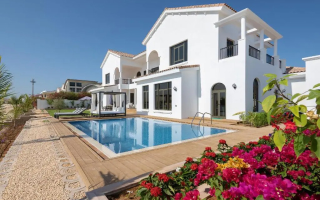 Maison Privee - Villa on Beach w Private Pool The Palm Jumeirah