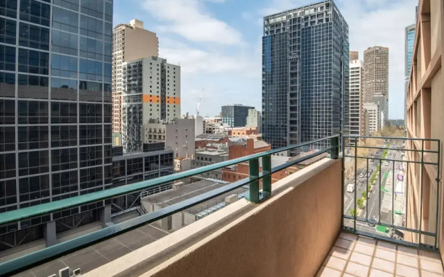Elegant 4B 2B Unit in Melbourne CBD w/ Parking!