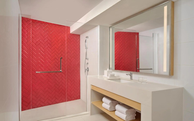 Four Points by Sheraton Surabaya, Tunjungan Plaza
