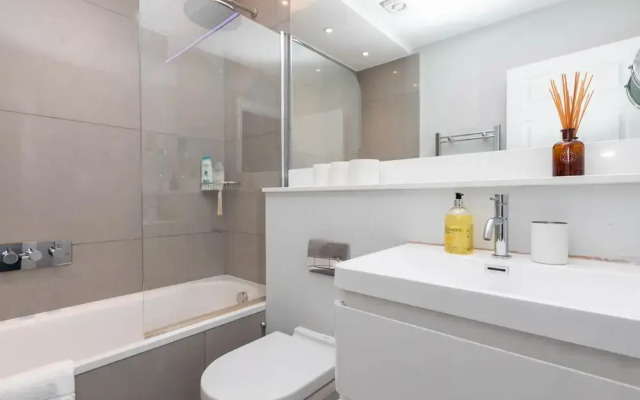 Spacious 3 Bedroom in Notting Hill With Balcony