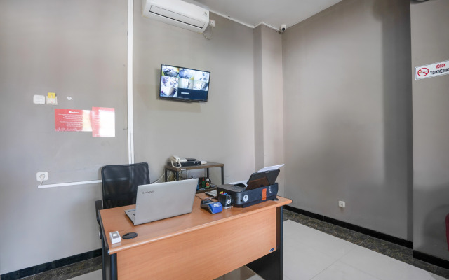 RedDoorz Syariah near Airlangga University Campus B