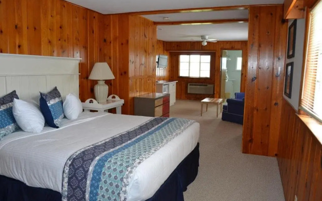 Buzz's Lakeside Inn