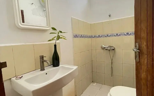 zanzllywood hotel and apartments