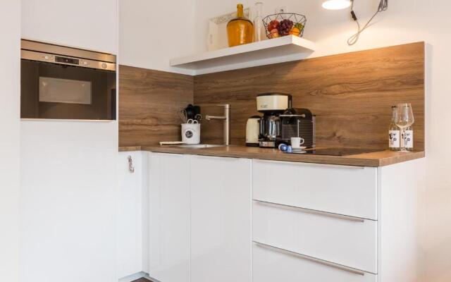 Morderne 3-Zimmerwohnung in einer Hausscheibe unter Reet