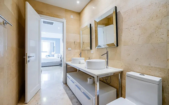 w Prestigious 1BR w Fantastic Balcony in YOO