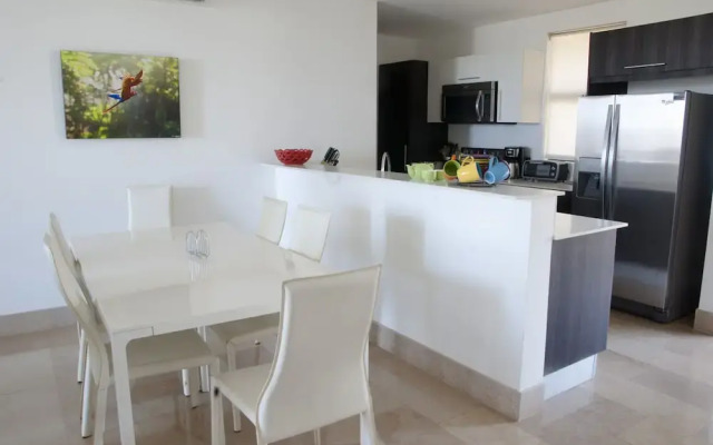 Luxury Condo with Sea View