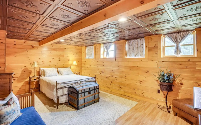 Spacious Wilmington Cabin: Walk to Lake