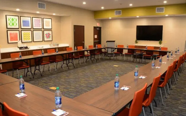 Holiday Inn Express and Suites Pittsburgh - Monroe
