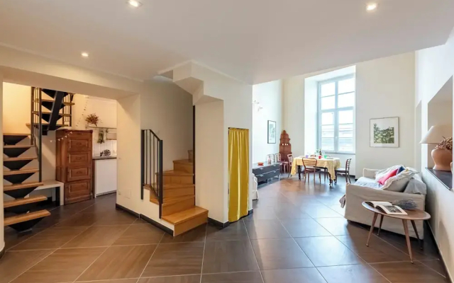 Beautiful Flat Next To Aquarium