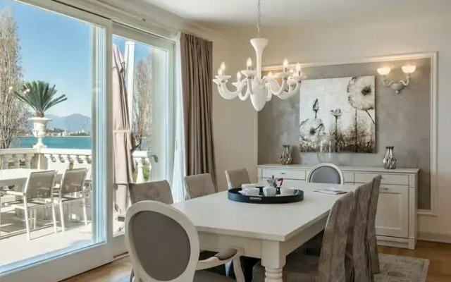 Luxury Lakefront Onassis 1 by Apt24