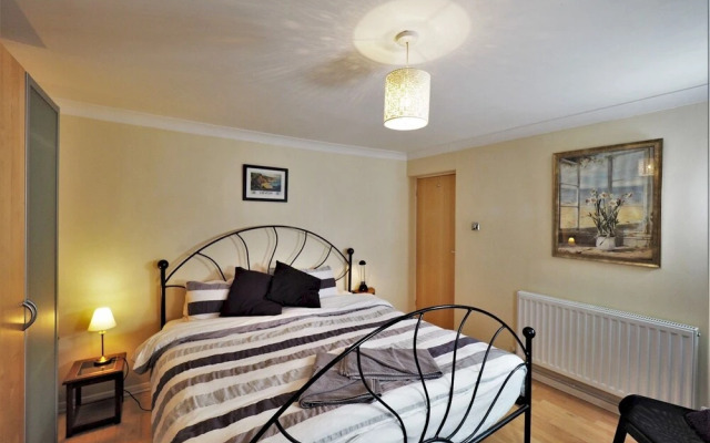 Quiet APT Sleeps 4-6 Central Windsor With Parking