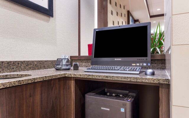 Hampton Inn & Suites Madison / Downtown