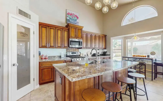 Private Pool, Yard & Pool Table! 'avondale Abode'