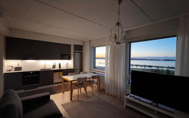 Uusi upea asunto järvinäköalalla ja autohallilla