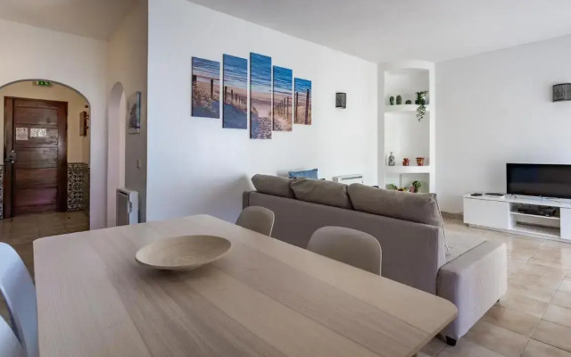 Charming Beachside Apartment w/ Pool by LovelyStay