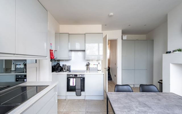 Stunning London Home - Newly Furnished Mhb352