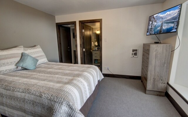 Wild Irishman 1064b by Summitcove Vacation Lodging