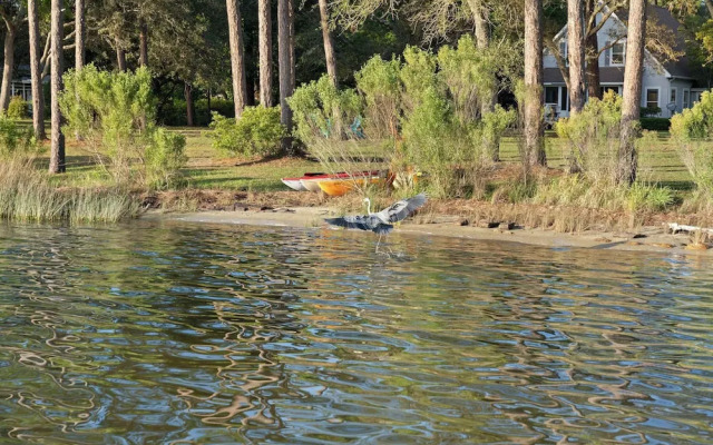 Secluded Waterfront Retreat for 23 Dock, Pets OK