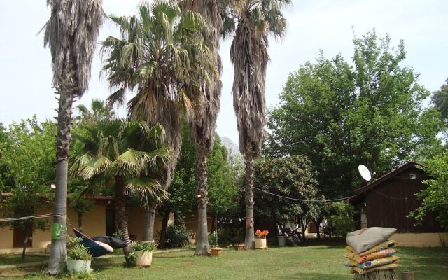 7 Garden Bungalow & Camping
