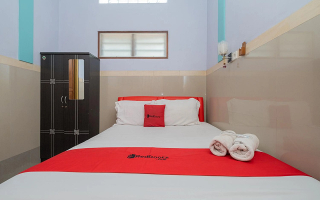 RedDoorz Syariah near Alun Alun Bojonegoro – Guest Rooms – Bojonegoro