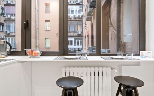 Piazza Maggiore White Apartment