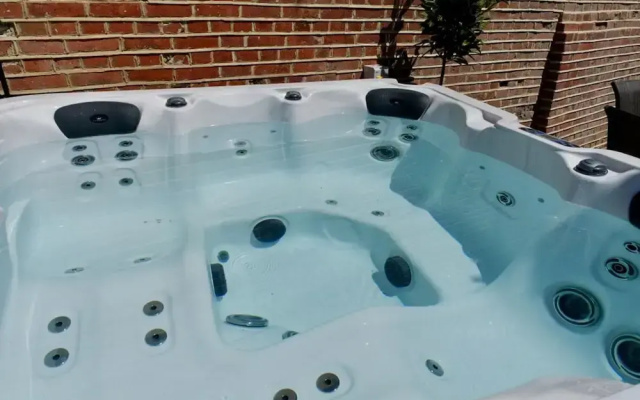 Executive Suite With Private Hot Tub Skytv