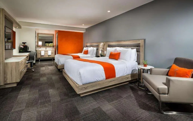 Canoga Hotel at Warner Center
