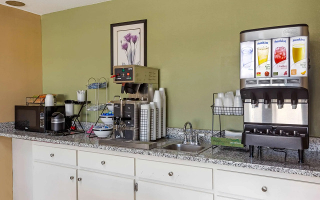Econo Lodge Belton - Kansas City South