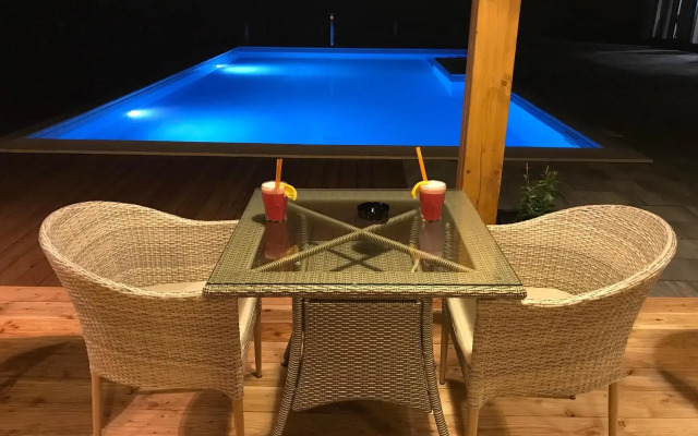 16 Lakes Hotel